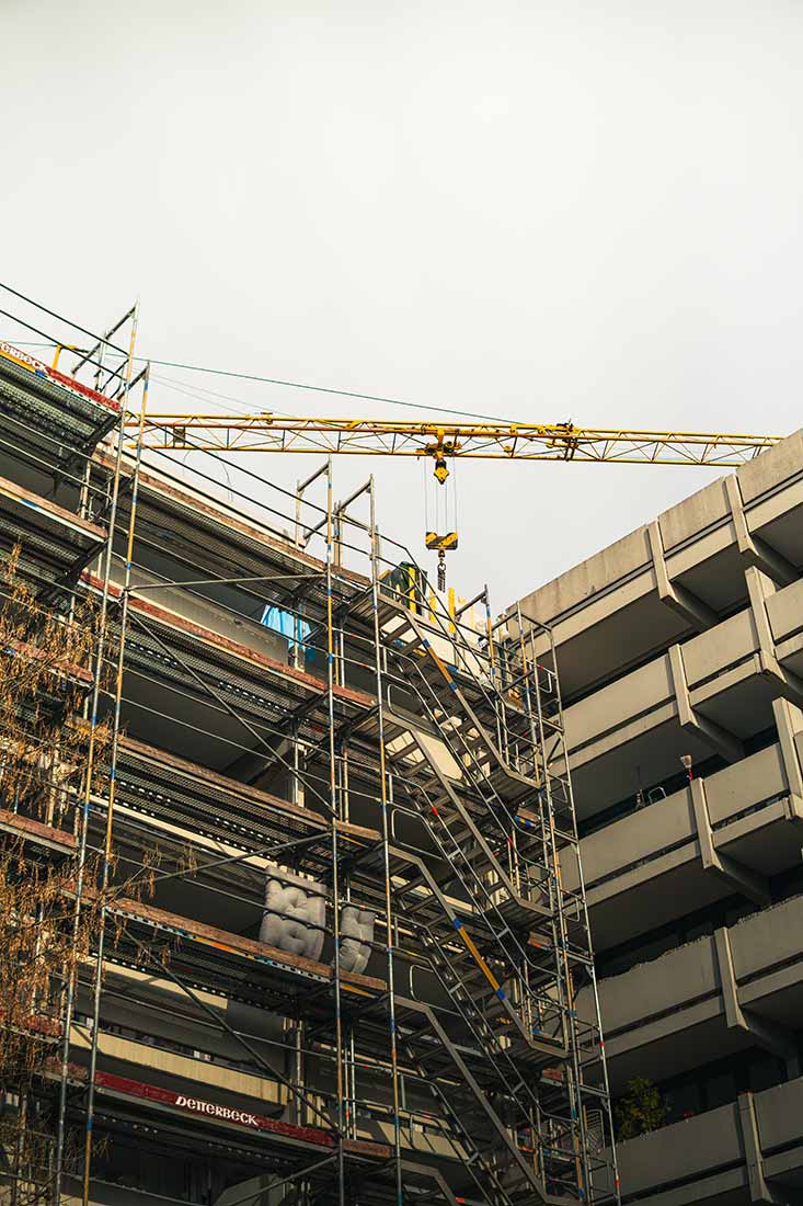 Baustelle Freystr. 8 in Schwabing mit Kran und Gerüst