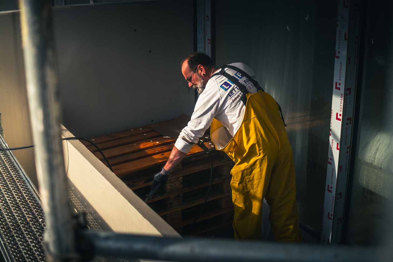 Handwerker von LETTL & PARTNER bei Arbeiten an der Freystr. 8 in Schwabing