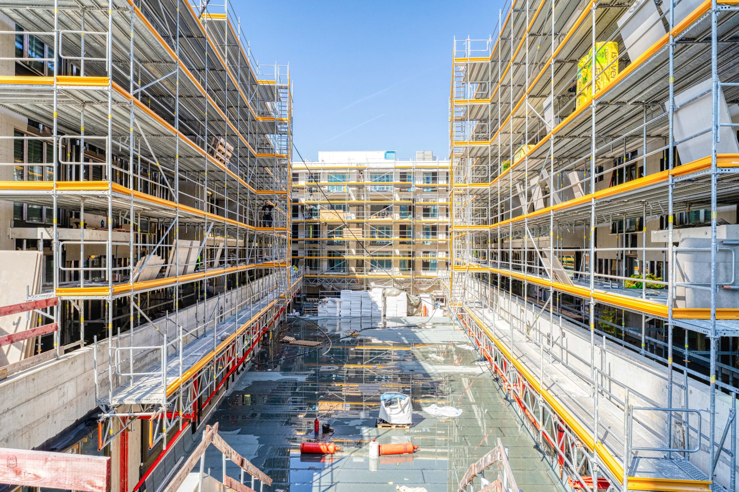 Neubaufassade an der Auguste-Halbmeier-Straße in München-Freiham